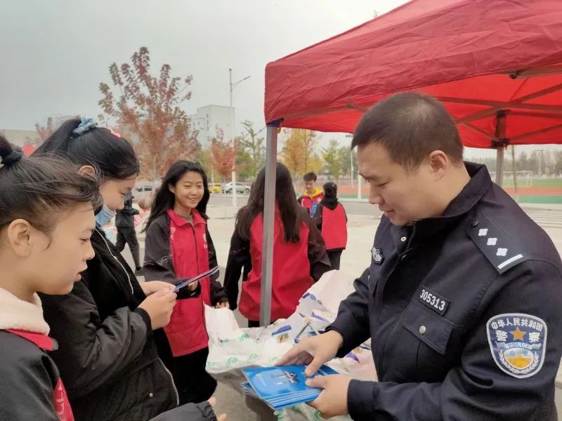 台安公安开展小手拉大手反诈进校园宣传活动