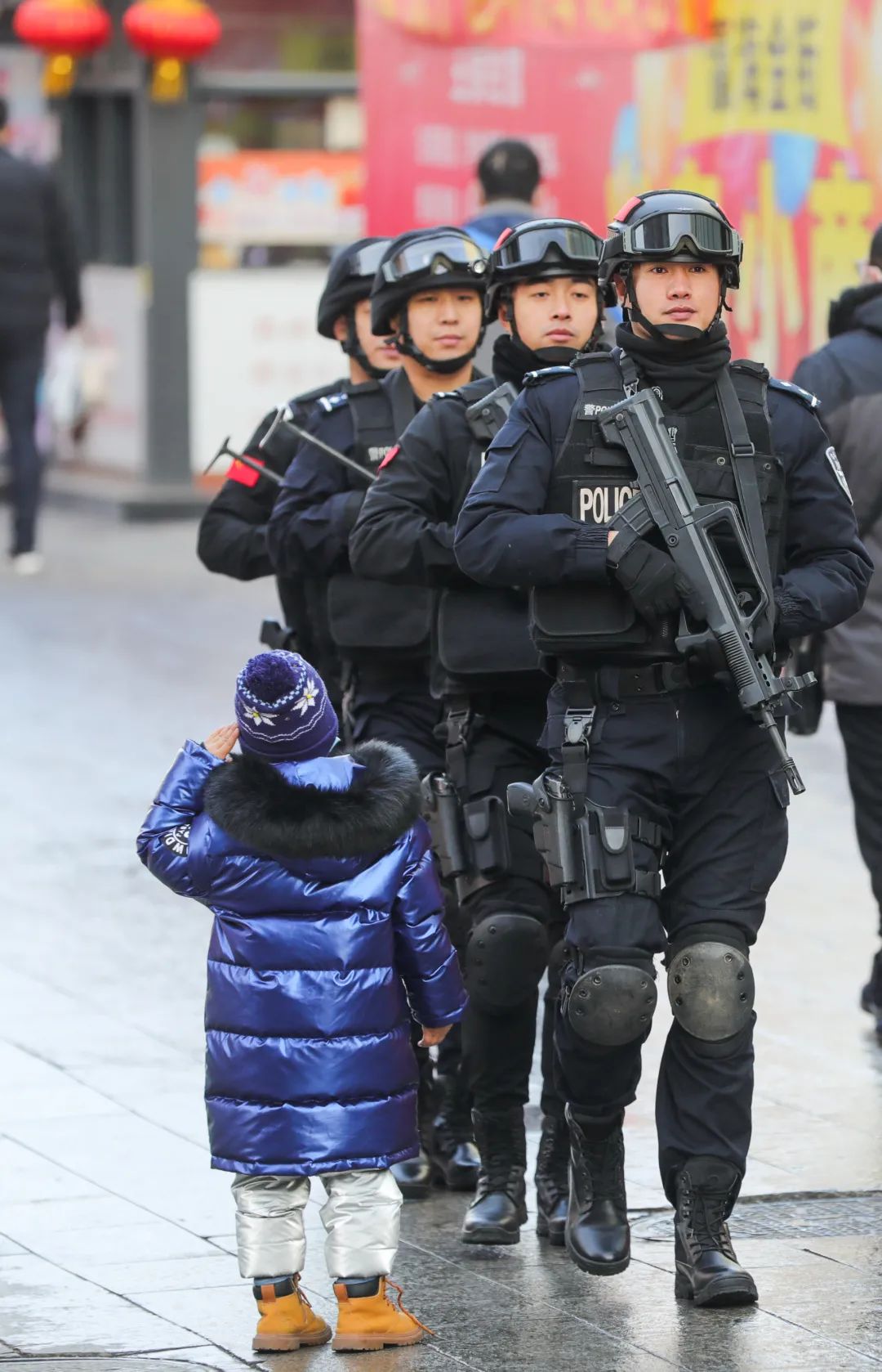 节日我在岗鞍山巡特警秉忠诚而守岗保万家之平安