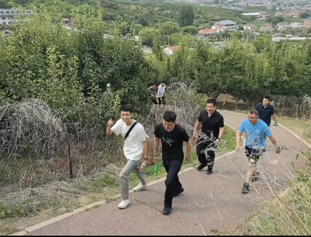 爬山.jpg