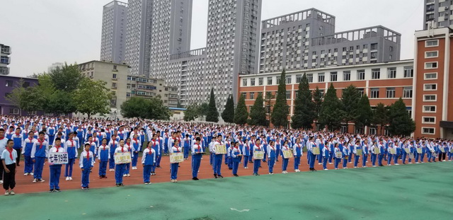 华外全体师生在操场举行“奋进新学期，相约中国梦”主题开学典礼_调整大小.jpg