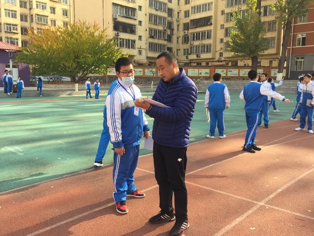 鞍山市华育外国语实验学校“冬季三项”体育比赛之跳绳双飞、踢毽子比赛老师和小裁判员核对比赛数字_调整大小.jpg