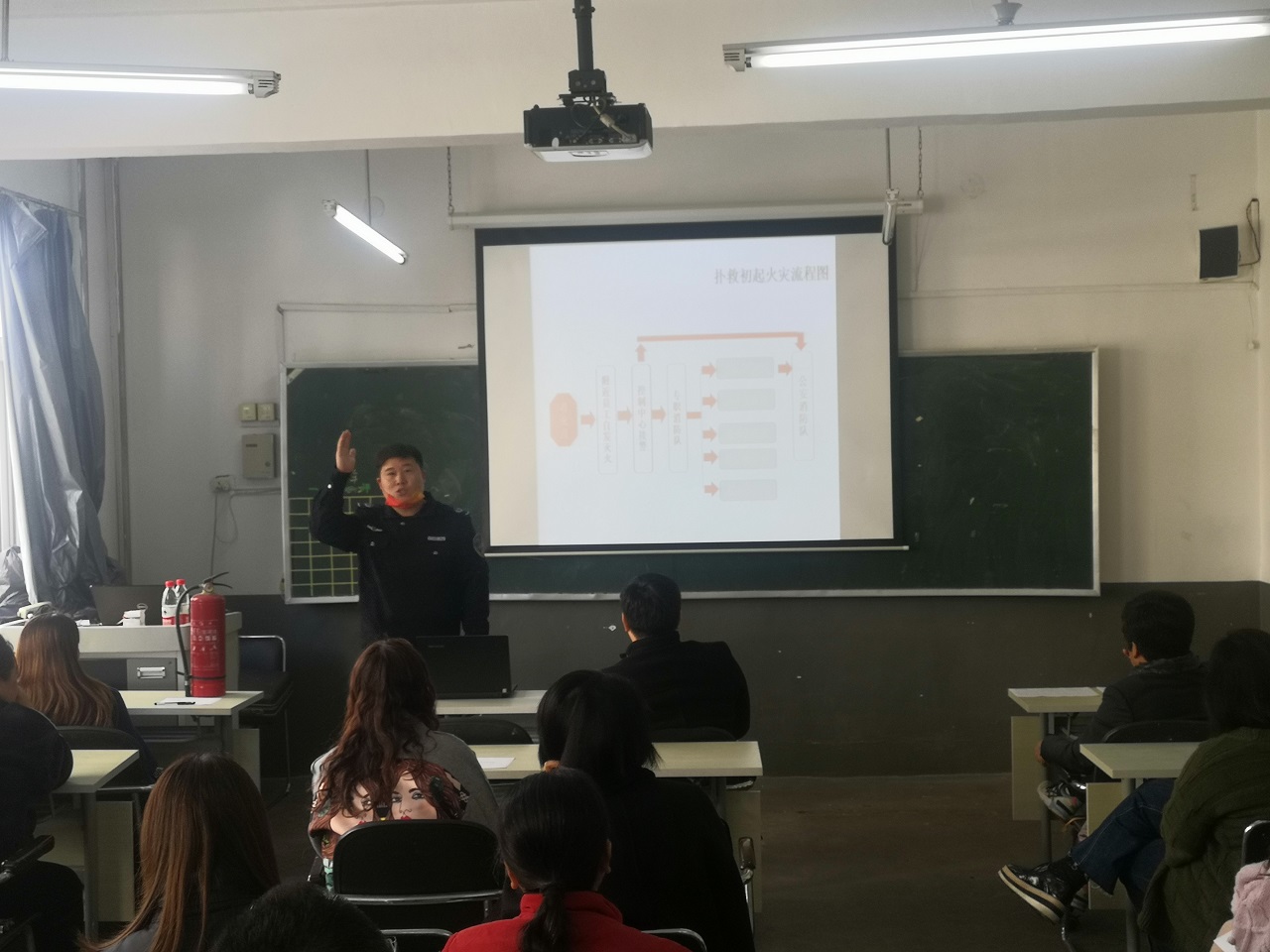 铁东区向阳小学全体教师加强安全意识,学习消防知识.jpg 铁东区向阳小学全体教师加强安全意识,学习消防知识.jpg