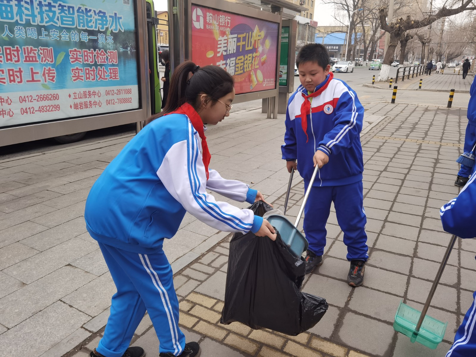 鞍山市华育学校开展“学雷锋 争做新时代好少年”活动4.jpg