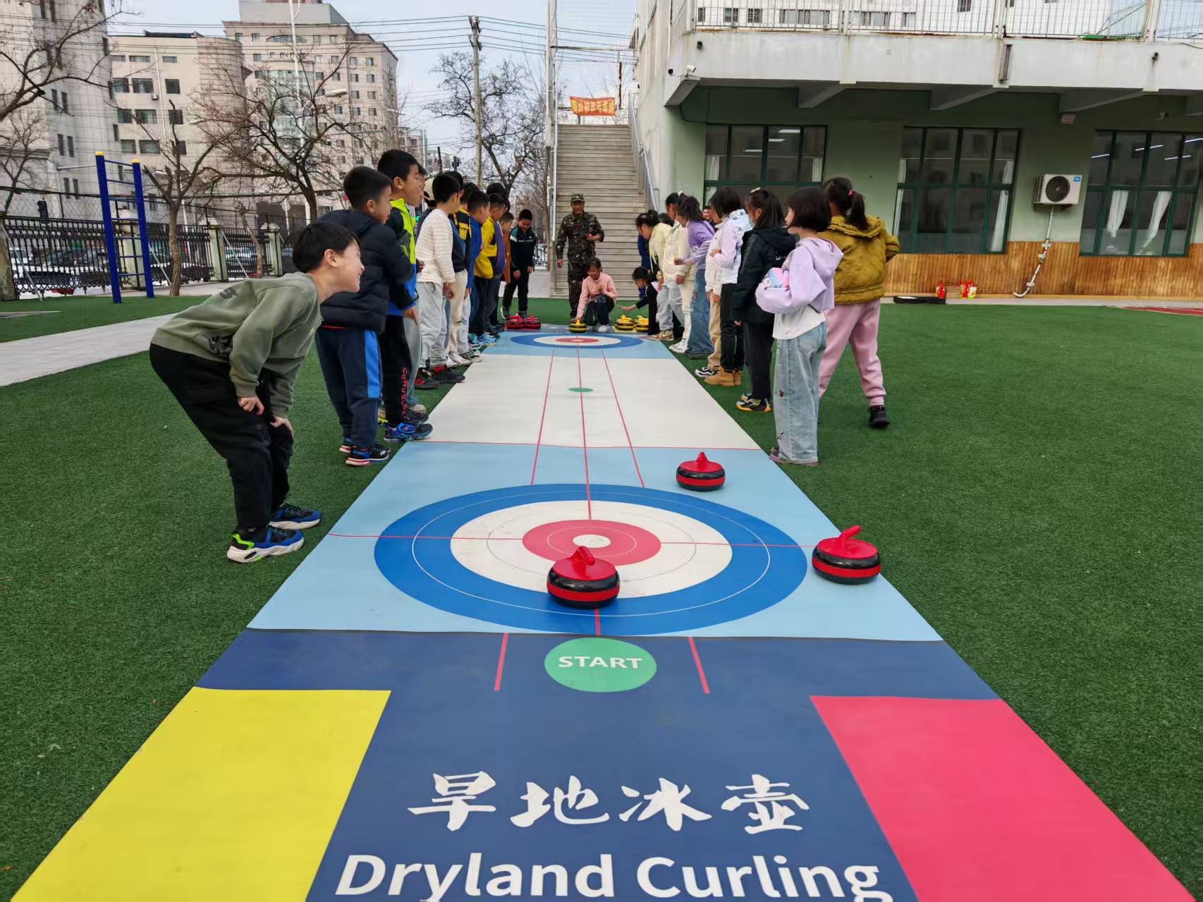 2024.4.21铁东区胜利小学开展旱地冰壶活动 (3).jpg