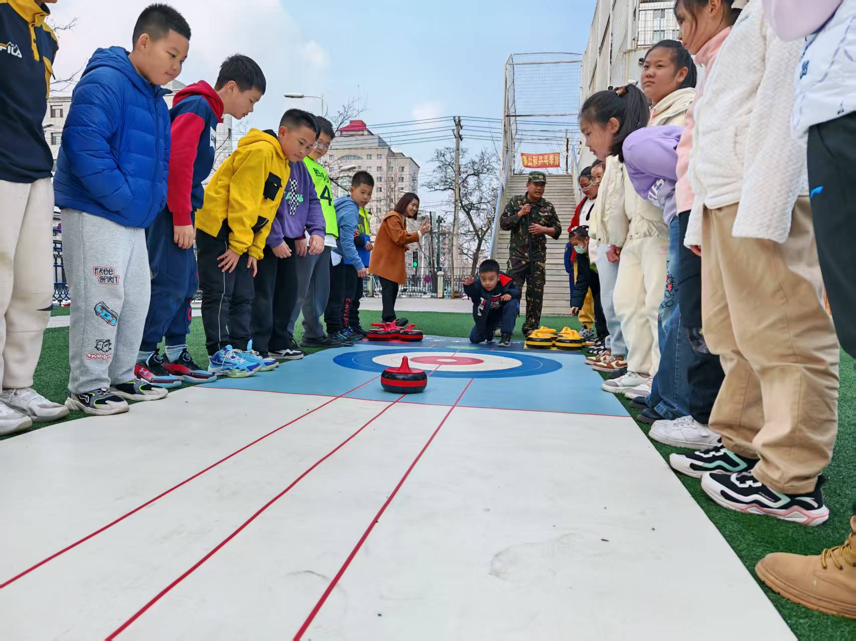 2024.4.21铁东区胜利小学开展旱地冰壶活动 (2).jpg