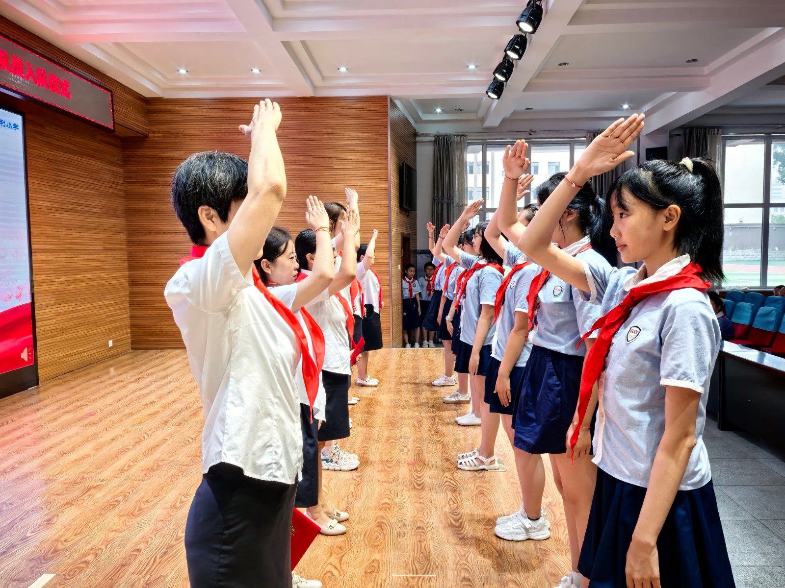 2025.7.1铁东区胜利小学红领巾与党旗同辉 一年级入队仪式活动 (2).jpg