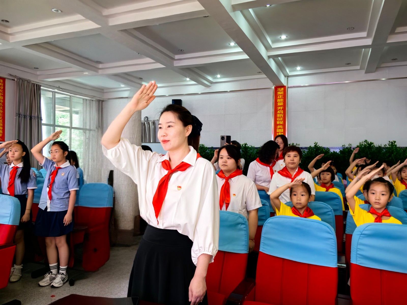 2025.7.1铁东区胜利小学红领巾与党旗同辉 一年级入队仪式活动 (3).jpg