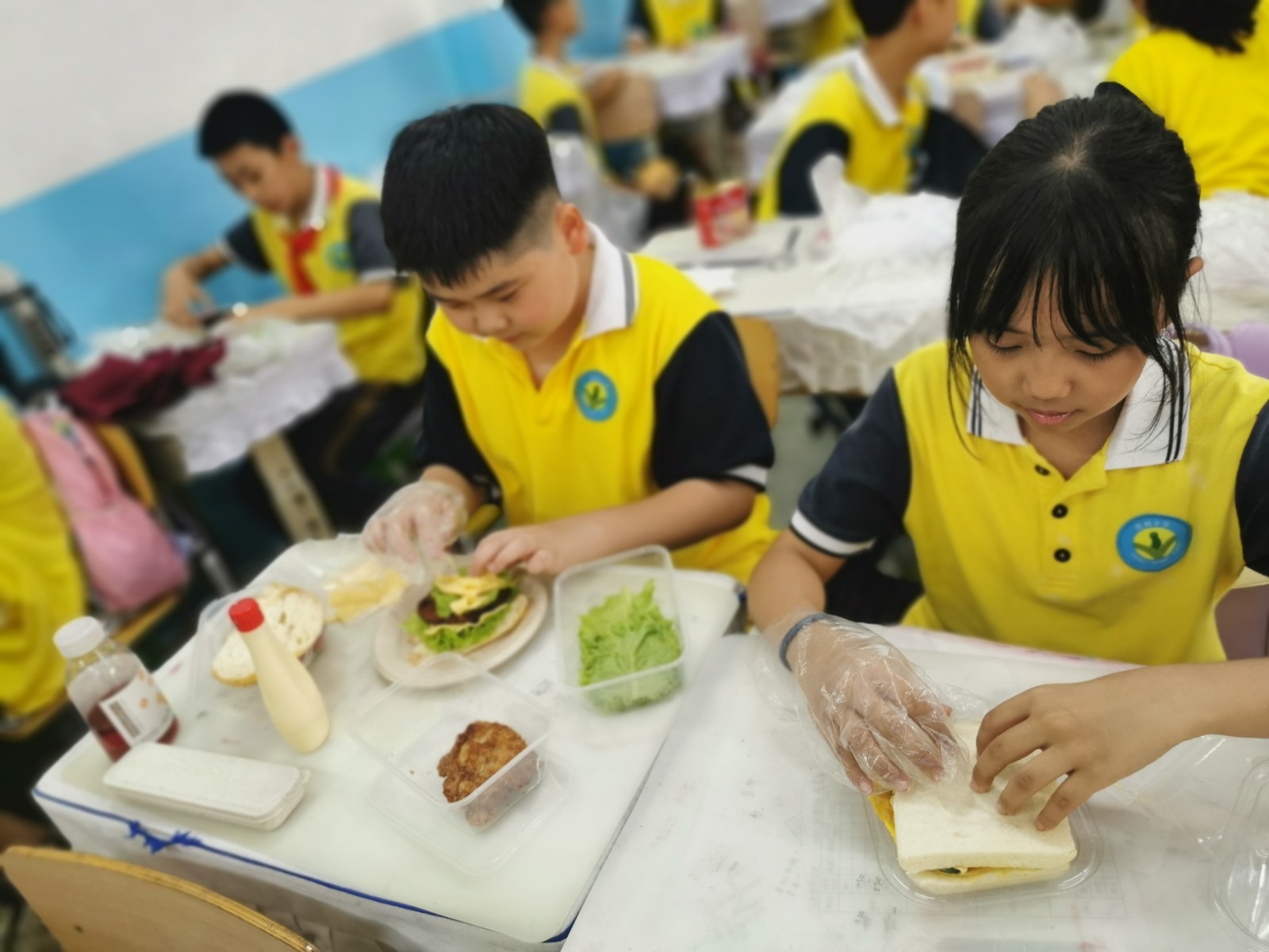 胜利小学组织五年级学生开展劳动实践活动——动手制作汉堡.jpg 胜利小学组织五年级学生开展劳动实践活动——动手制作汉堡.jpg