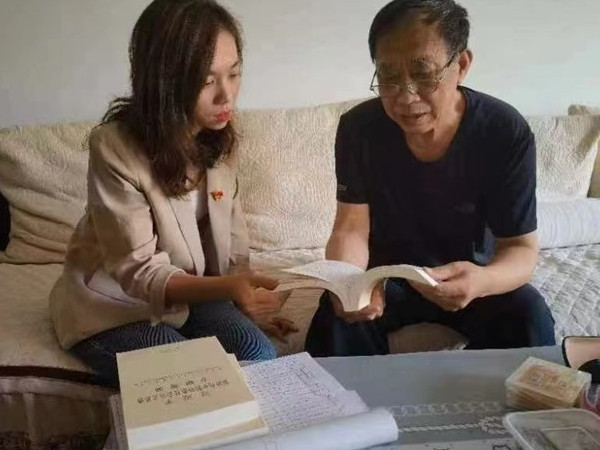 新兴街道 毓恬社区“赠书促学 送书上门”为辖区党员送上“七一”大礼包5.jpg