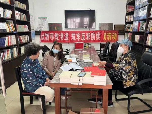 新兴街道 毓恬社区“赠书促学 送书上门”为辖区党员送上“七一”大礼包1.jpg