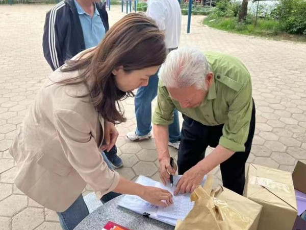 新兴街道 毓恬社区“赠书促学 送书上门”为辖区党员送上“七一”大礼包2.jpg