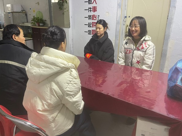 新兴街道  齐心协力清管网 解决居民“堵”心事1.jpg
