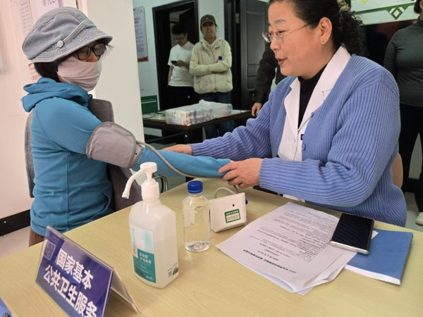 新兴街道 医银携手筑防线 健康财富共护航2.jpg