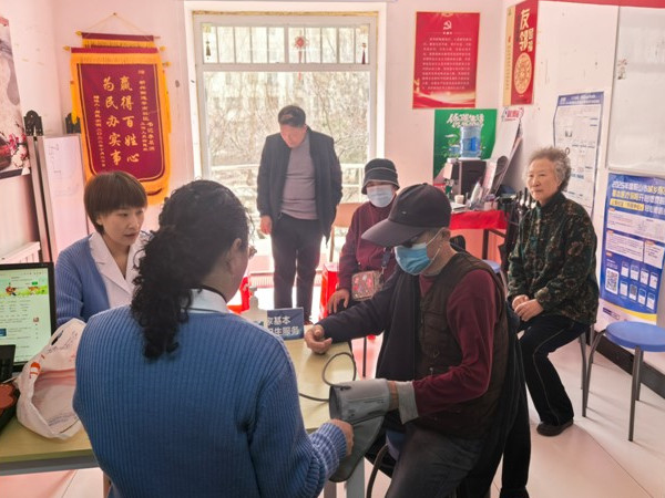 新兴街道 医银携手筑防线 健康财富共护航3.jpg