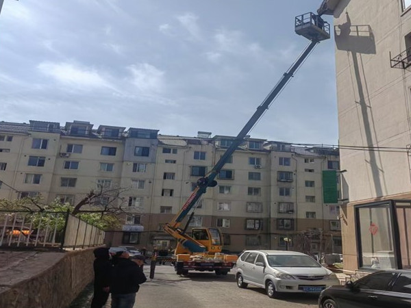 新兴街道  楼顶隐患速“清零”  街社担当护“安居”1.jpg