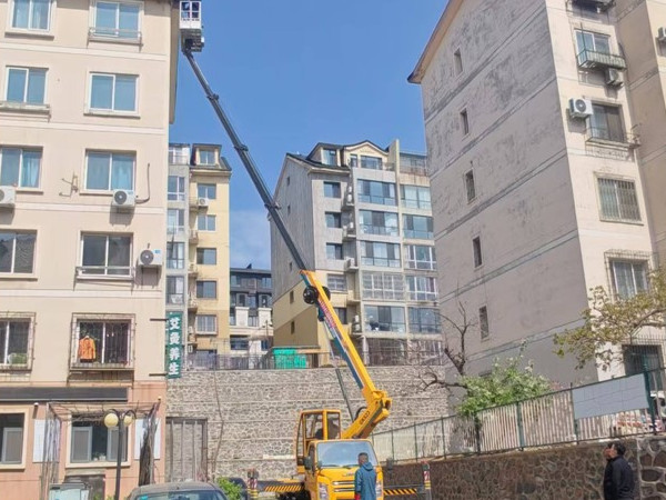 新兴街道 楼顶隐患速“清零” 街社担当护“安居”4.jpg