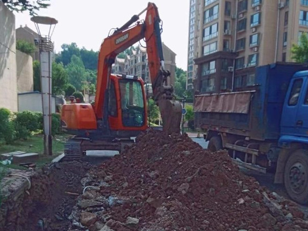 新兴街道  管道断裂忧民生  责担己肩筑安居1.jpg