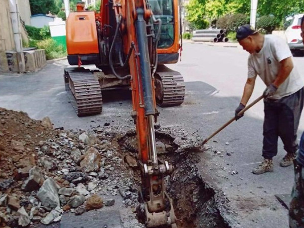 新兴街道 管道断裂忧民生 责担己肩筑安居4.jpg