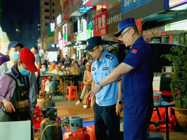 新兴街道  拧紧夜市安全阀  筑牢民生防火墙1.jpg