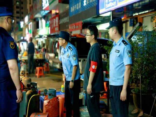 新兴街道 拧紧夜市安全阀 筑牢民生防火墙3.jpg