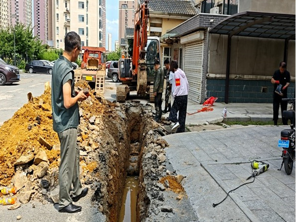 新兴街道  管道抢修加速度  民生服务有温度1.jpg