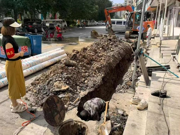 新兴街道  疏通地下淤堵  畅通民生福祉1.jpg