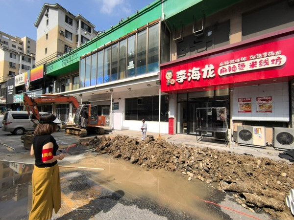 新兴街道 疏通地下淤堵 畅通民生福祉2.jpg