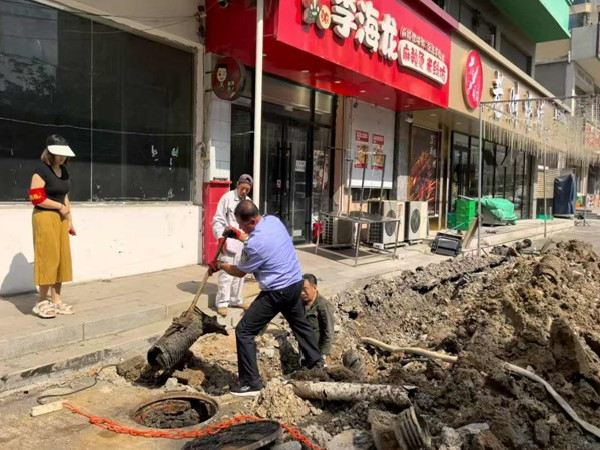 新兴街道 疏通地下淤堵 畅通民生福祉3.jpg
