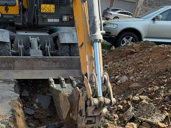 新兴街道 管道破裂污水反流 联动抢修为民解忧1.jpg