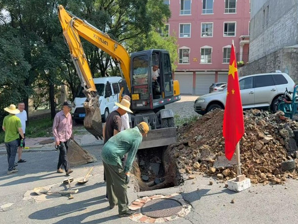 新兴街道 管道破裂污水反流 联动抢修为民解忧2.jpg