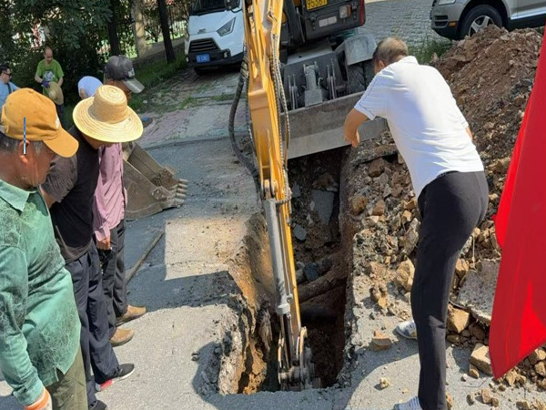 新兴街道 管道破裂污水反流 联动抢修为民解忧3.jpg