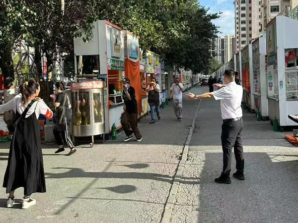 新兴街道  应急演练筑防线 夜市安全护民生1.jpg