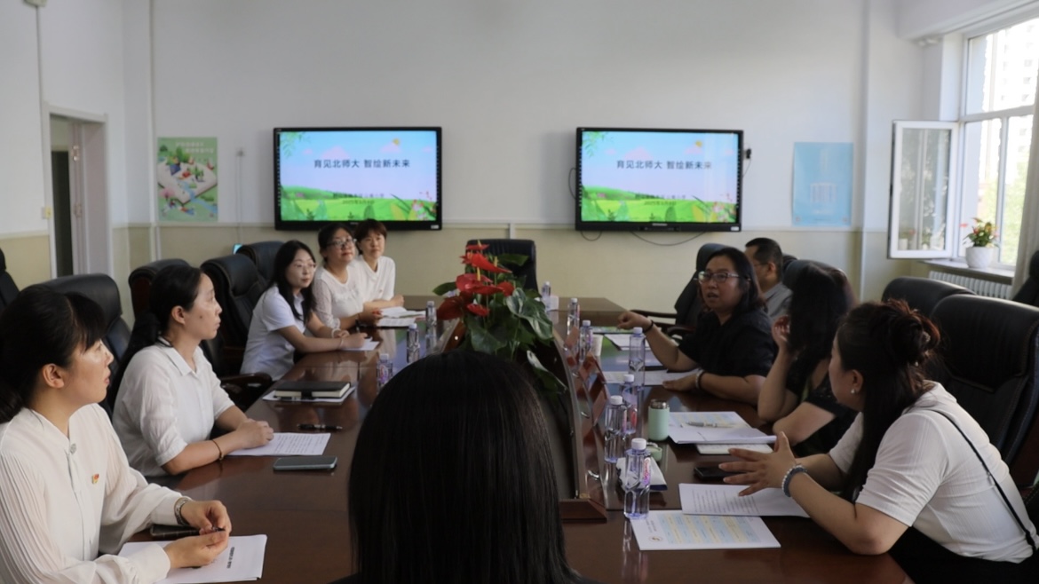 北师大专家团在山南小学调研 (1).jpg 北师大专家团在山南小学调研 (1).jpg