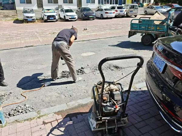 新兴街道  社区协调解民忧  物业修路暖人心1.jpg