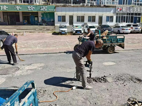 新兴街道 社区协调解民忧 物业修路暖人心2.jpg