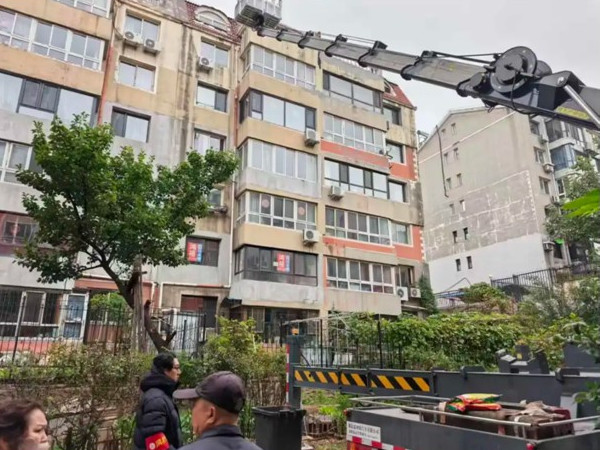 新兴街道 多方联动 高效修复瓦片脱落屋顶1.jpg 新兴街道 多方联动 高效修复瓦片脱落屋顶1.jpg