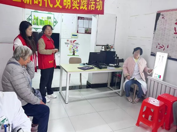 新兴街道 眼科义诊进社区 健康服务零距离1.jpg 新兴街道 眼科义诊进社区 健康服务零距离1.jpg