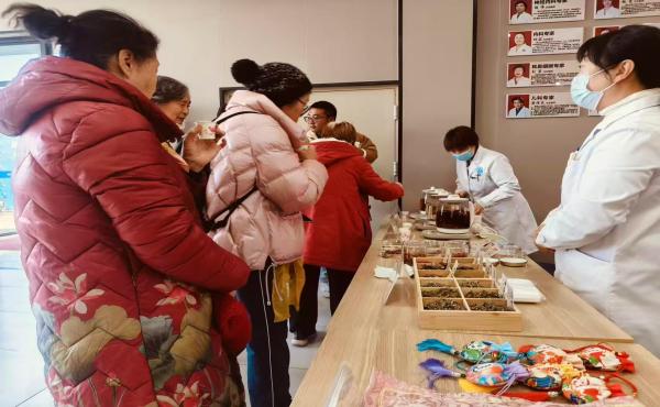 湖南街道:冬日贴敷送温情 中医诊疗暖民心1.jpg 湖南街道:冬日贴敷送温情 中医诊疗暖民心1.jpg