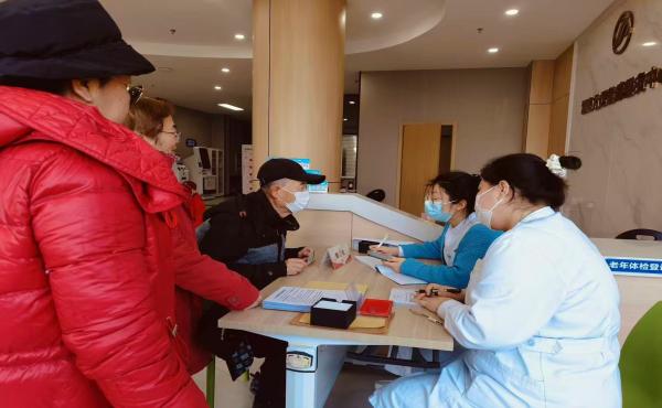 湖南街道:冬日贴敷送温情 中医诊疗暖民心2.jpg 湖南街道:冬日贴敷送温情 中医诊疗暖民心2.jpg