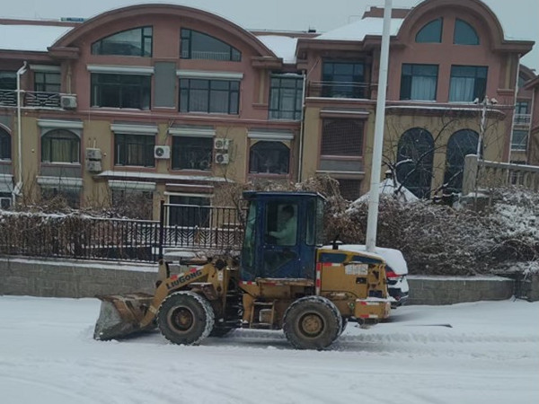 新兴街道 机械冲锋清障路 协同作战保畅通2.jpg