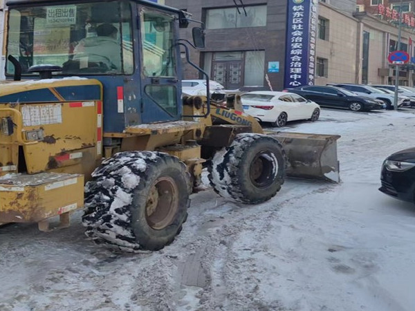 新兴街道 机械冲锋清障路 协同作战保畅通3.jpg