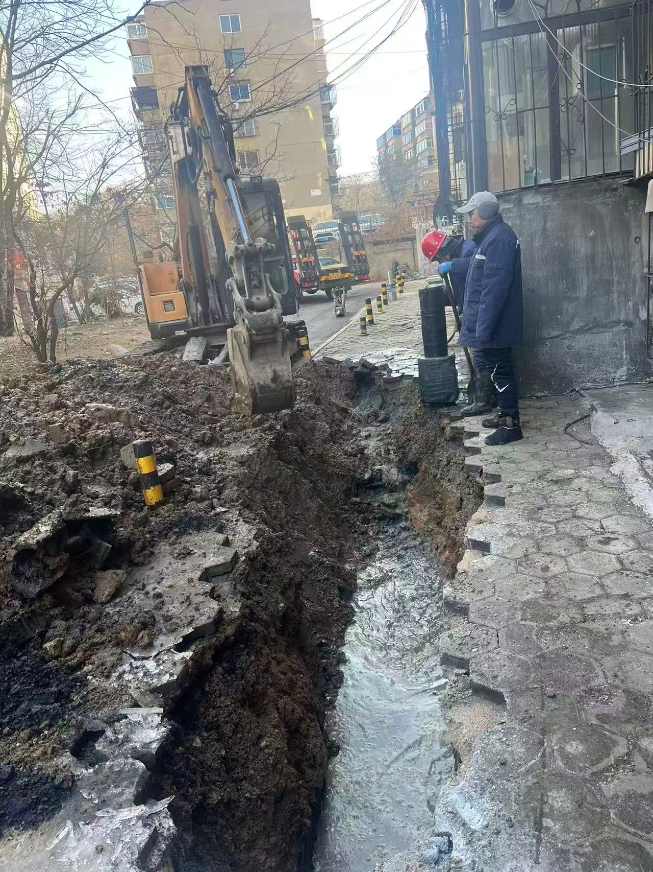 湖南街道翠园社区:快速处置返水结冰 守护居民出行安全2.jpg 湖南街道翠园社区:快速处置返水结冰 守护居民出行安全2.jpg