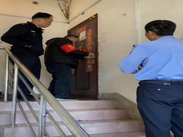 新兴街道 顶楼漏水险情急 网警联合解民忧1.jpg