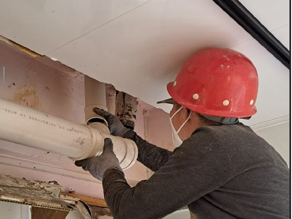 新兴街道 顶楼漏水险情急 网警联合解民忧3.jpg