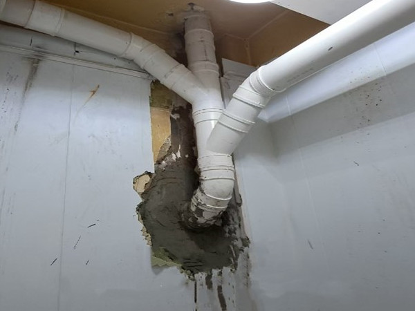 新兴街道 顶楼漏水险情急 网警联合解民忧4.jpg