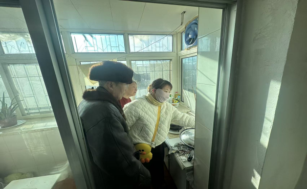 湖南街道热力社区：冬日突遇电路跳闸 社区上门帮忙解忧2.png