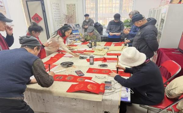 湖南街道东塔社区:挥毫迎马年 墨香暖社区1.jpg 湖南街道东塔社区:挥毫迎马年 墨香暖社区1.jpg