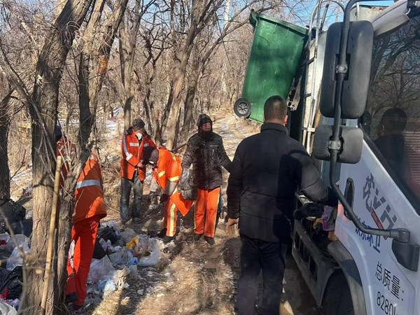 新兴街道  携手清运除积垢  联动保洁换新颜1.jpg