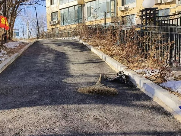 新兴街道 携手清运除积垢 联动保洁换新颜3.jpg