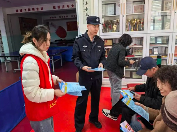 新兴街道  警社银三方联动  共筑反诈“防火墙”1.jpg